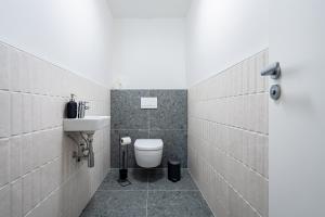une salle de bains avec toilettes et lavabo dans l'établissement Baker Balcony Apartment, à Brno 13 autres photos