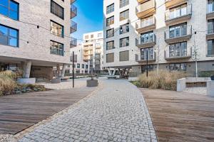 une passerelle dans une ville avec de grands bâtiments dans l'établissement Baker Balcony Apartment, à Brno