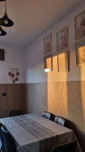 托雷斯港HOMESweetHOME的一间有桌子和椅子的餐厅