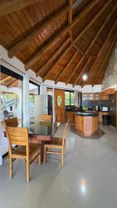 サンタ・カタリナにあるCabañas Time Outの木製のテーブルと椅子、カウンターのあるキッチン