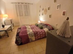 Saint-SerninGrand Studio Côté Jardin的一间卧室配有一张床、一张桌子和一张桌子