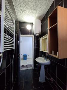 Et badeværelse på NEWBORN HOSTEL Prishtina + 29 billeder