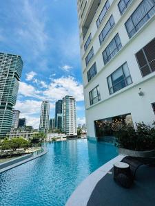 Πισίνα στο ή κοντά στο RBR Lux at Novotel Manila Hotel Residences Acqua