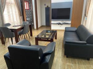 un soggiorno con un divano e un tavolo di 1 Bedroom Bungalow in Alalubosa GRA a Ibadan