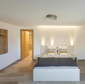 Giường trong phòng chung tại MonteVita Pitztal Panorama Apartments