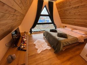 Postel nebo postele na pokoji v ubytování Riverside A-frame