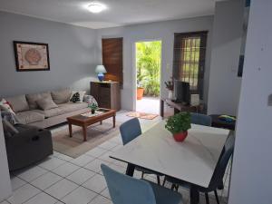 Χώρος καθιστικού στο Tropical Palm Retreat