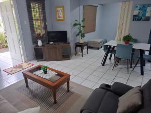 Μια τηλεόραση ή/και κέντρο ψυχαγωγίας στο Tropical Palm Retreat