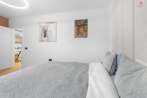 Postel nebo postele na pokoji v ubytování Sunny Grand Chalet Apartment