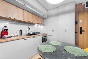 Kuchyň nebo kuchyňský kout v ubytování Sunny Grand Chalet Apartment
