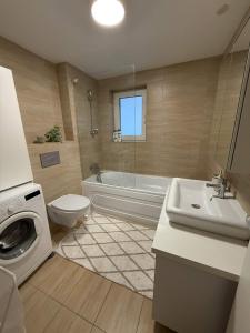 Ένα μπάνιο στο Fericire Cosmopolis