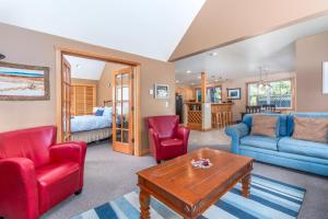 een woonkamer met rode stoelen en een blauwe bank bij Starfish in Pacific City