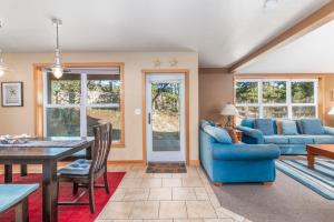 een woonkamer met een blauwe bank en een tafel bij Starfish in Pacific City