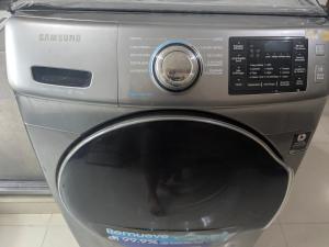 a washing machine with a cat sitting inside of it at Me Quedo Aqui, Casa Cerca del Aeropuerto de Cartagena! in Cartagena de Indias