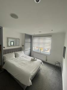 Кровать или кровати в номере Cozy Town Centre 2 Bed Apartment Close To Historic Landmarks And Great Restaurants