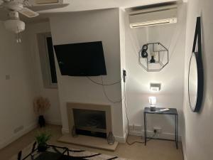 Телевизор и/или развлекательный центр в Cozy Town Centre 2 Bed Apartment Close To Historic Landmarks And Great Restaurants