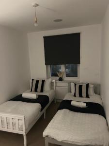 Кровать или кровати в номере Cozy Town Centre 2 Bed Apartment Close To Historic Landmarks And Great Restaurants +6 фотографий