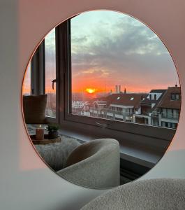 Η ανατολή ή δύση του ηλίου όπως φαίνεται από αυτό το διαμέρισμα ή από εκεί κοντά