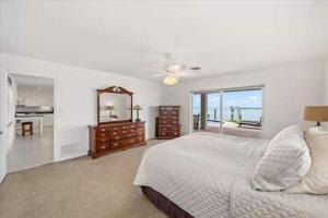 Кровать или кровати в номере Riverfront Paradise Near Beach & Golf