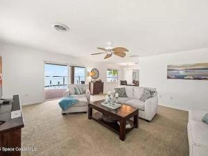 Гостиная зона в Riverfront Paradise Near Beach & Golf