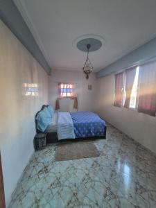 奥瑞尔Banana House的一间铺有大理石地板的卧室