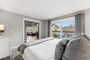 Ένα ή περισσότερα κρεβάτια σε δωμάτιο στο Modern 3 BDR Heart of Downtown Walk Everywhere