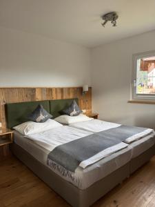 费尔兹姆斯Kleinbergsonne的卧室里有一张带木质床头板的大床