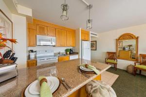 拉海纳Kaanapali Shores 940 · KS 940 Top Floor Studio w Ocean Views AC的厨房里有一个盘子,上面有台子