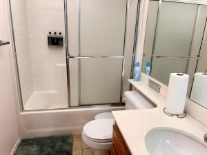 un bagno con doccia, WC e lavandino di Starlight Western Room a Hemet