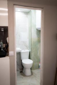 Koupelna v ubytování Comfy&Chick Central Apartment, Free Street Parking + 14 fotografií