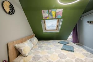 Postel nebo postele na pokoji v ubytování Comfy&Chick Central Apartment, Free Street Parking