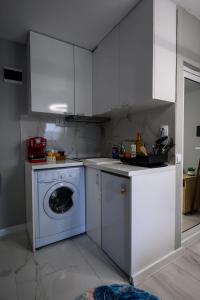 Kuchyň nebo kuchyňský kout v ubytování Comfy&Chick Central Apartment, Free Street Parking