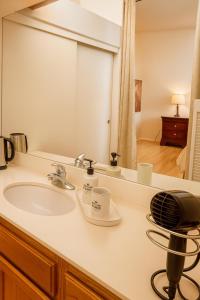 Fotografie z fotogalerie ubytování Stallion Crest Suite with TV and private bathroom v destinaci Hemet