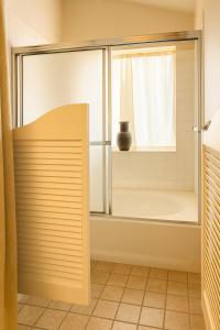 Koupelna v ubytování Stallion Crest Suite with TV and private bathroom + 62 fotografií