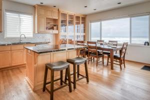 una cucina con tavolo e sedie e una grande finestra di Oceans Song a Lincoln City