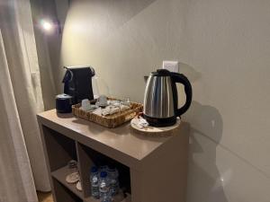 a tea kettle and a basket on a table at BE ONE HOTEL Caldas da Rainha - by MHMB Hospitality in Caldas da Rainha