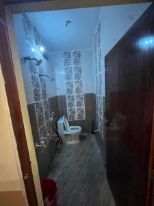 een badkamer met toilet en wastafel in een kamer bij MB Guest House in Tiruvannamalai
