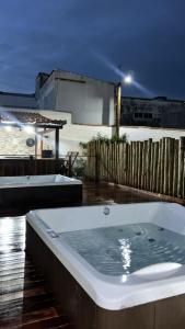 eine Badewanne auf einem Deck in der Unterkunft Pousada Loft Praia dos Anjos in Arraial do Cabo + 24 Fotos