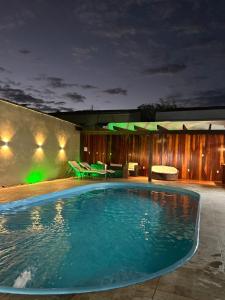 ein Swimmingpool in einem Hinterhof bei Nacht in der Unterkunft Pousada Loft Praia dos Anjos in Arraial do Cabo