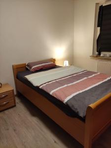 una camera da letto con un letto grande con struttura in legno di Doppelbett für Zwei a Dinslaken