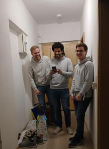 tre uomini in piedi in un corridoio che guardano il loro cellulare di Doppelbett für Zwei a Dinslaken Altre 2 foto