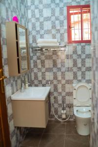 un bagno con un water, un lavandino e uno specchio di 1 Bedroom Bungalow in Alalubosa GRA a Ibadan Altre 9 foto
