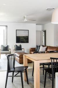 ein Wohnzimmer mit einem Holztisch und Stühlen in der Unterkunft Potts Villa Your Serene Beachside Escape in Pottsville