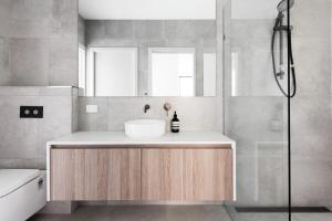 ein Badezimmer mit Waschbecken und Dusche in der Unterkunft Potts Villa Your Serene Beachside Escape in Pottsville + 38 Fotos