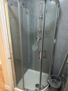 Comfort Stays - Streatham High Road في لندن: دش مع باب زجاجي في الحمام