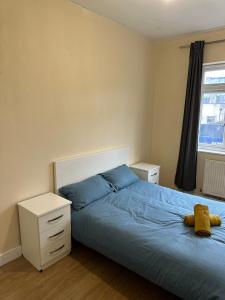 Comfort Stays - Streatham High Road في لندن: غرفة نوم بسرير ازرق ونافذة +6 صور