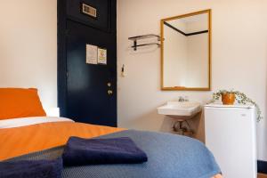 Ένα ή περισσότερα κρεβάτια σε δωμάτιο στο The Guesthouse Vancouver Downtown