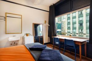 Ένα ή περισσότερα κρεβάτια σε δωμάτιο στο The Guesthouse Vancouver Downtown
