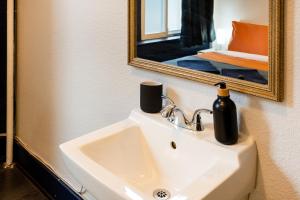 Ένα ή περισσότερα κρεβάτια σε δωμάτιο στο The Guesthouse Vancouver Downtown