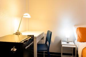 Η κουζίνα ή μικρή κουζίνα στο The Guesthouse Vancouver Downtown +15 φωτογραφίες